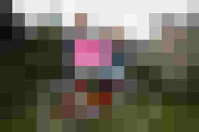 Doris Racker-Weidinger mit Preisgutschein und Fahrrad im Salzburger Stadtbild.