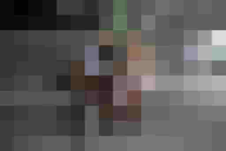 Paar fährt lachend auf Spezialrädern unter einem modernen Dach in Salzburg.