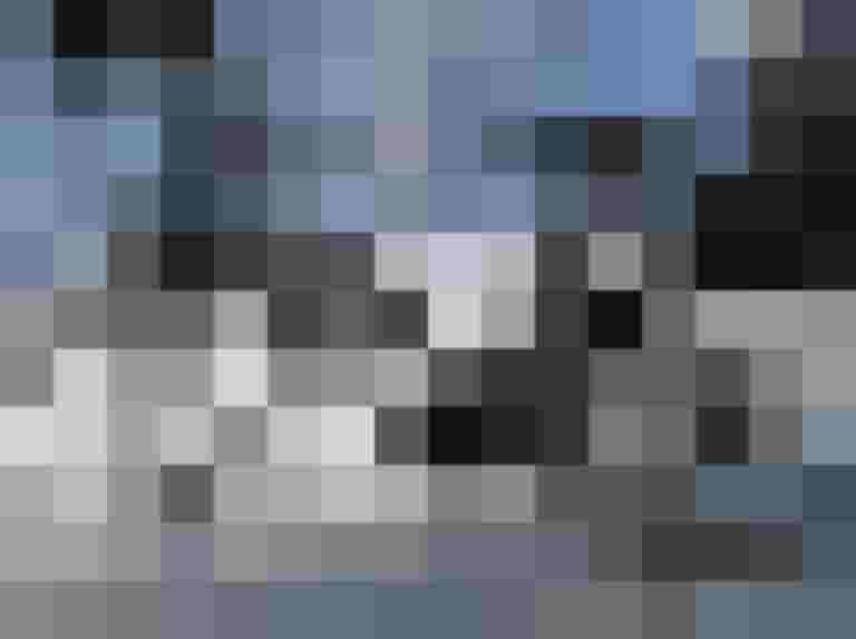 E-Bike steht auf Schnee, Helm und Gepäckträger sind sichtbar, ideal für Winterradeln.