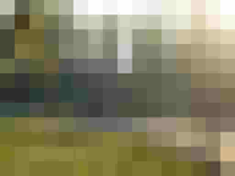 Radfahrer auf einem sonnigen Weg in einem Park mit Bäumen und Wiese in Salzburg.