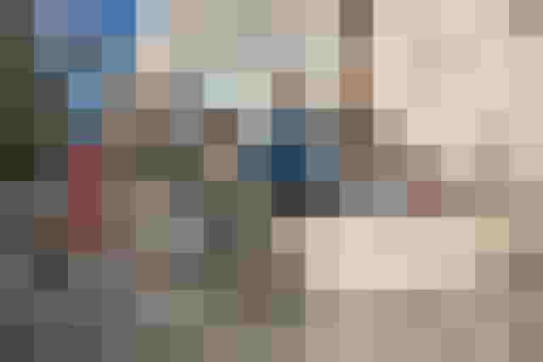 Zwei Kinder sitzen am Straßenrand, umgeben von Fahrrädern, und schauen auf ein Blatt Papier.