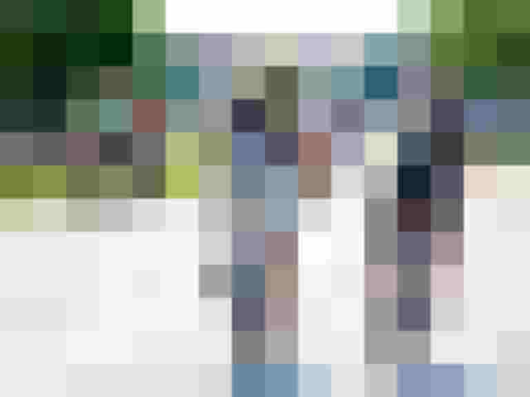 Radfahrende genießen den motorfreien Familientag am Obertrumer See in der Natur.