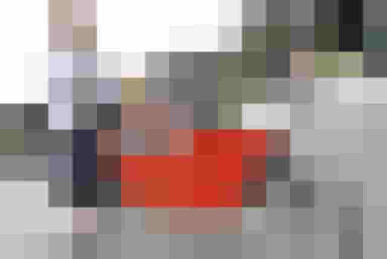 Frau mit Kind in einem Elektrolastenrad auf einer belebten Radroute in Salzburg.