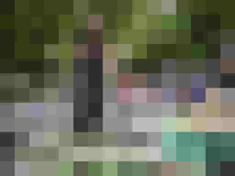 Mann mit Cargobike im Kurpark Salzburg, umgeben von Fahrrädern und Besuchern.