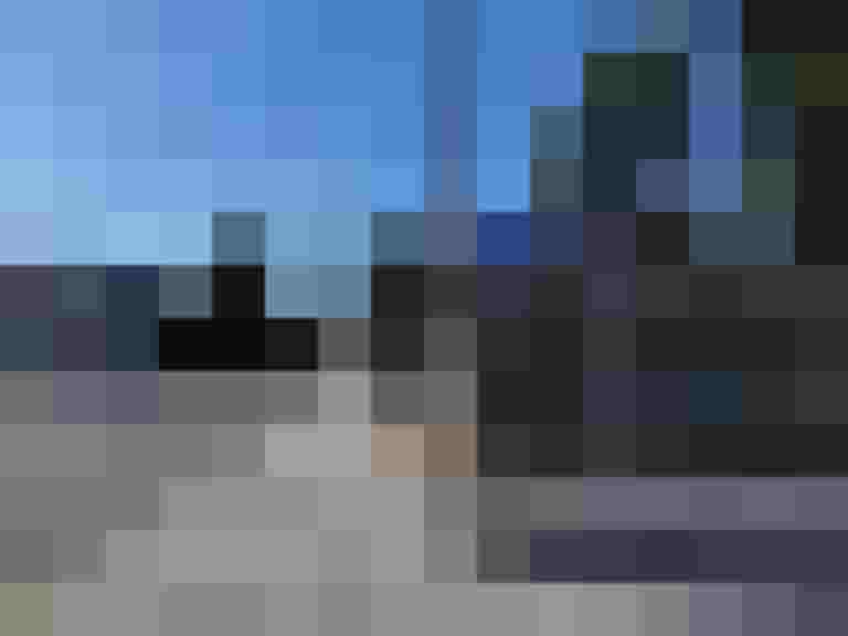 Geh- und Radweg an der Alpenstraße mit Verkehrsschild für Radfahrer in Salzburg.