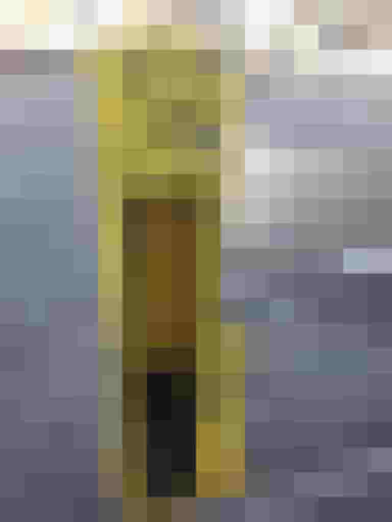 Radservicestation in Obertrum mit Werkzeugen für die Fahrradwartung am Radweg.