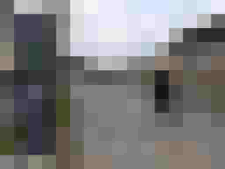 Rad-Stele am Rudolfskai zeigt aktuelle Radfahrerzahlen an, Radfahrender fährt vorbei.