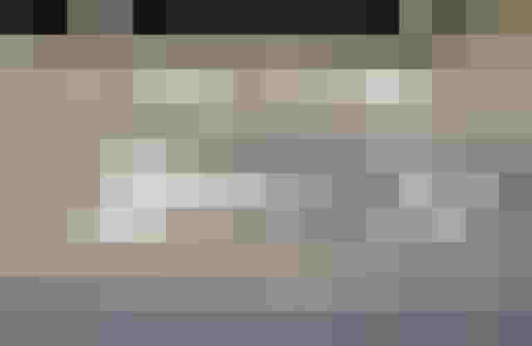 Fahrradpiktogramme auf der Straße zeigen die Richtungsführung für Radfahrer.