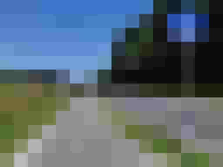 Neuer Geh- und Radweg entlang der L107 in Richtung Ebenau, mit Verkehrsschild für Radfahrer.