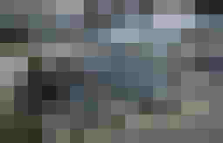 Moderne Fahrradüberdachung mit mehreren abgestellten Rädern in Salzburg.