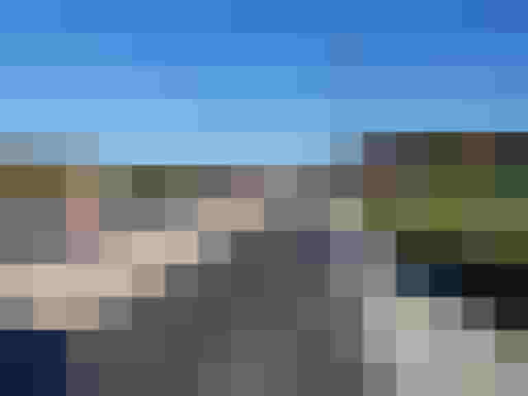 Neuer Geh- und Radweg an der L115 mit Warnschildern und Umgebungsgrün.