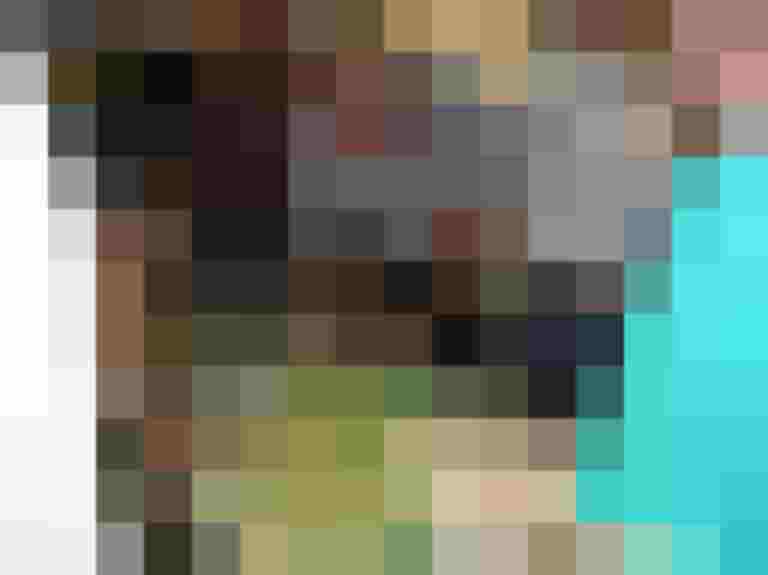 Gruppendiskussion zur Fahrradplanung mit Karte und Markierungen in Salzburg.