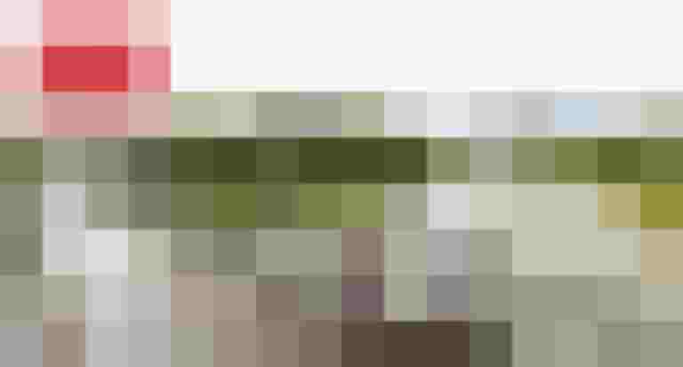 Radfahrende auf Brücke in Salzburg mit Blick auf die Salzach und die Altstadt.