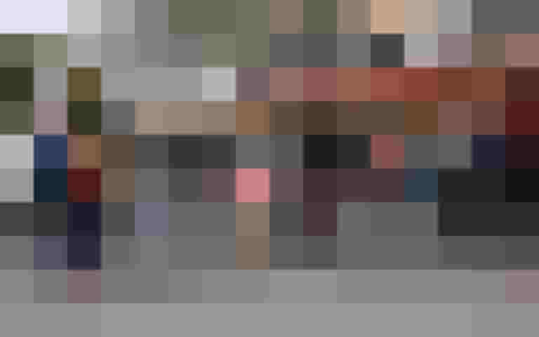 Teilnehmer der Preisübergabe „Salzburg radelt“ mit Fahrrädern vor einem Radgeschäft.