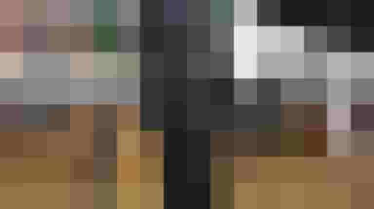 Spike-Reifen für sicheres Radfahren im Winter, in einer Werkstatt montiert.