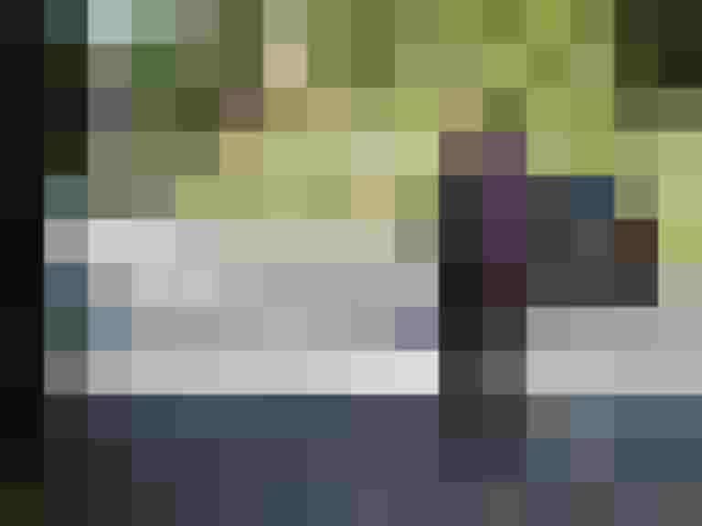 Frau mit Zopf radelt auf Radweg in städtischer Umgebung an Straße entlang.