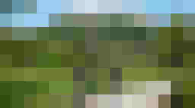 Zwei Frauen radeln entspannt auf einem Weg mit Blick auf Burg Hohensalzburg.