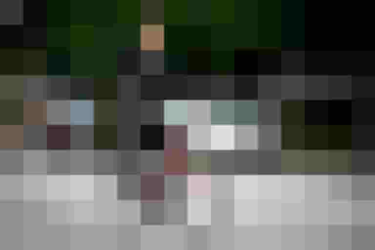 Mann im Anzug radelt entspannt auf einer Straße mit Autos, fördert nachhaltige Mobilität.