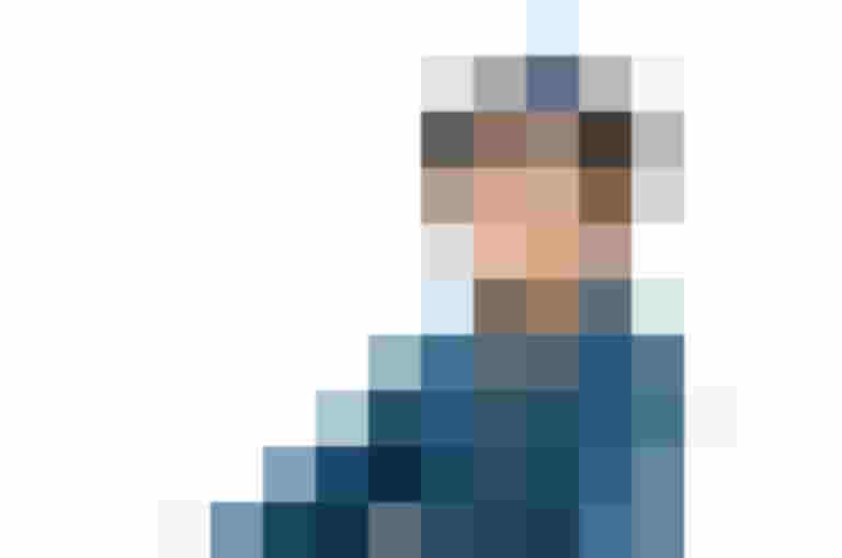 Junger Junge mit Helm, bereit zum Radfahren, im Kontext von Fahrradkursen für Kinder.