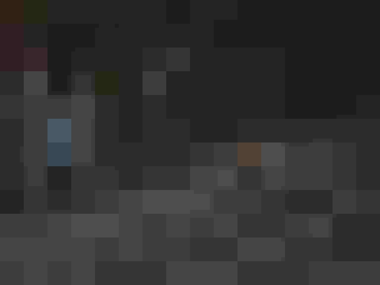 Radfahrer auf Fahrradstraße bei Dämmerung in Salzburg mit gut markierten Linien.