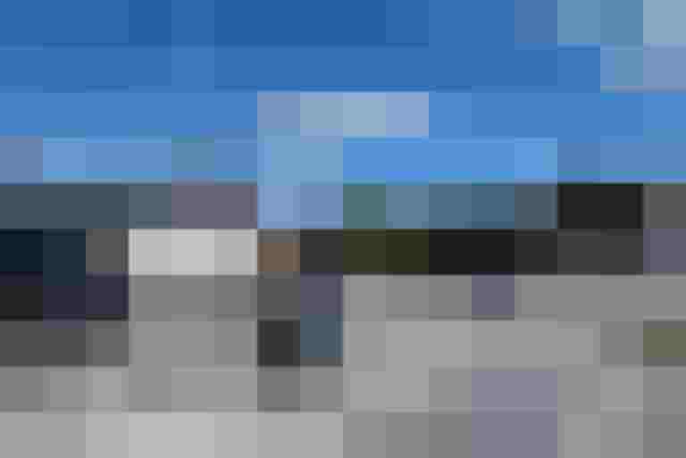 Fahrradfahrer kreuzt eine Straße mit Fußgängern, Umgebung zeigt eine ländliche Szenerie.