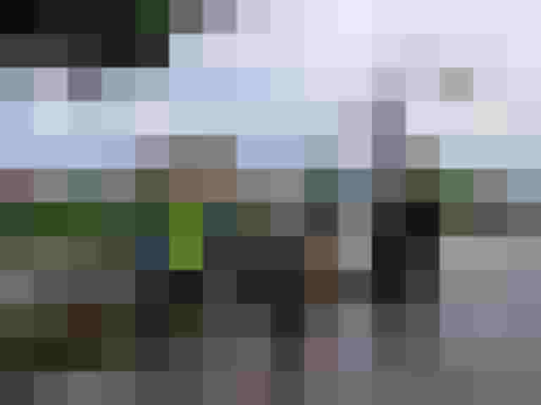 Fahrradlichtaktion in Salzburg: Techniker repariert Fahrräder zur Verbesserung der Verkehrssicherheit.