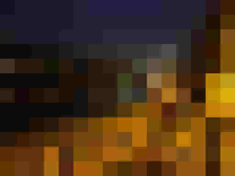 Personen überprüfen ein Fahrrad bei einer Radlichtaktion in Salzburg am Abend.