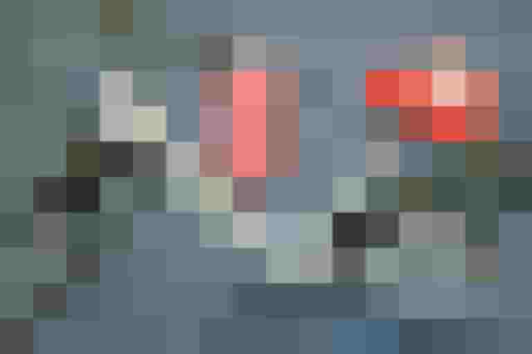 Weißes Fahrrad mit rot-weißem Sattelbezug, Branding von SalzburgRad.