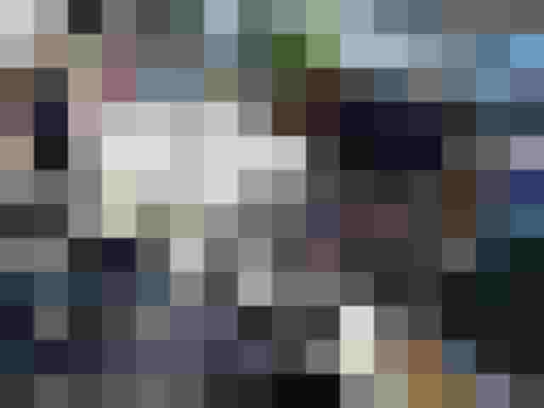 Fachmann repariert ein Fahrradrad beim Repair Café in Salzburg.