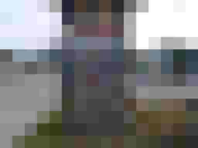 Radservicestation mit Reparaturwerkzeugen und Fahrrad in Salzburg.