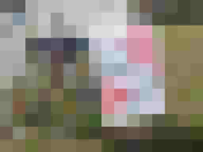 Rotes Fahrrad neben Schild für kostenlosen Fahrradcheck in Salzburg.