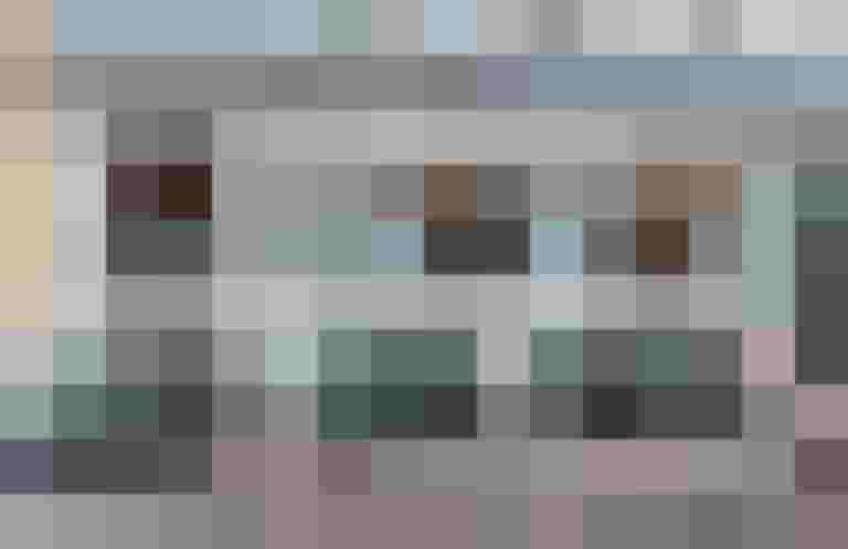 Fahrradwerkstatt mit Werbeanzeige für VeloRep-Dienstleistungen in Salzburg.