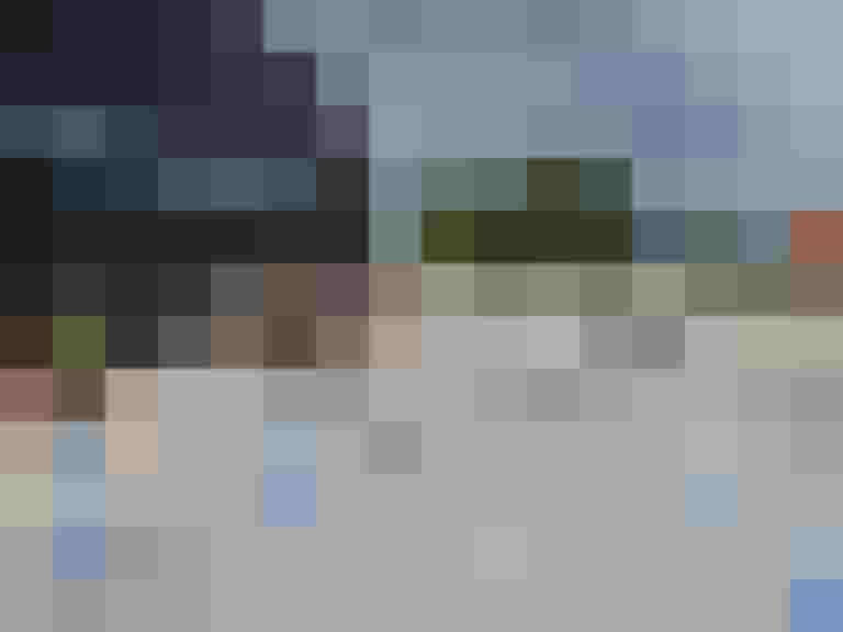 Kinder üben auf Fahrrädern mit Hindernissen für mehr Verkehrssicherheit in Salzburg.