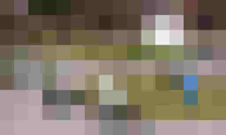 Kinder in Leuchtwesten üben Radfahren im Verkehrsgarten Stölzlpark in Salzburg.