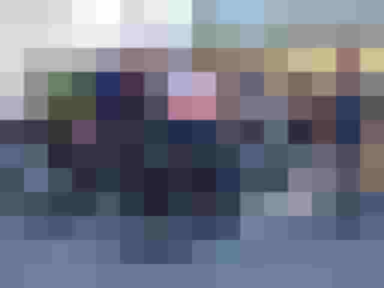 Gruppe von Radfahrern mit Fahrrädern und dem Schild „Salzburg radelt“ vor Gebäude.