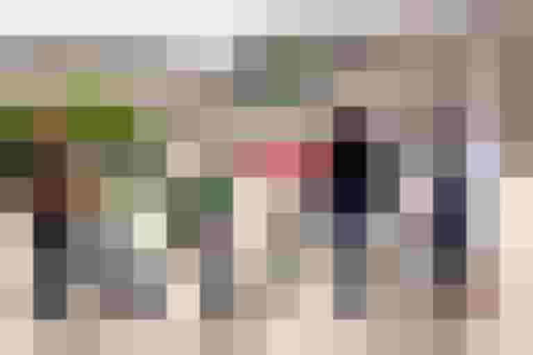 Vier Personen mit Fahrrädern halten ein Schild der Aktion „Salzburg radelt“ in der Stadt.