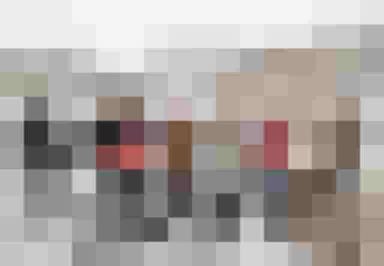 Teilnehmer von „Salzburg radelt“ posieren vor schneebedeckter Kulisse mit Fahrrädern.