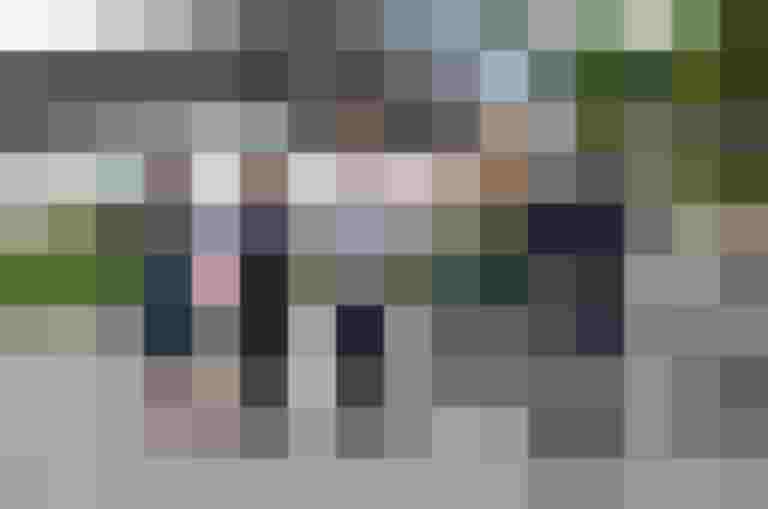 Fünf Personen überreichen einen Gutschein von 100 Euro für die Initiative „Salzburg radelt zur Schule“.