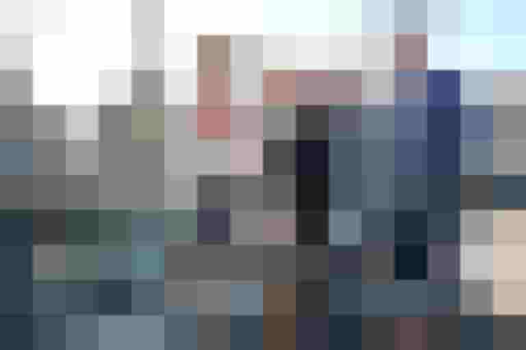 Feierliche Übergabe des überdachten Radständers in Schleedorf mit vier Personen.