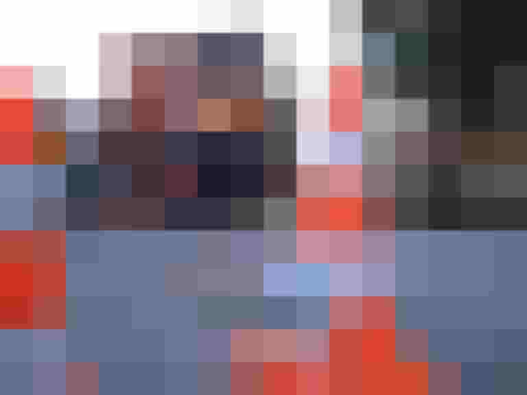 Fahrschüler üben an einem Lkw für die Sicherheitsaktion „Toter Winkel“ in Salzburg.