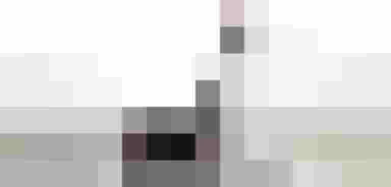 Auto und Radfahrer an Ampel, neue Verkehrsregeln für sicheres Überholen von Radfahrenden.