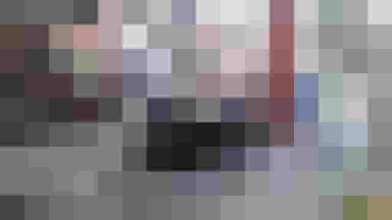 Frau auf einem Lastenrad mit Einkäufen in einer urbanen Umgebung in Salzburg.