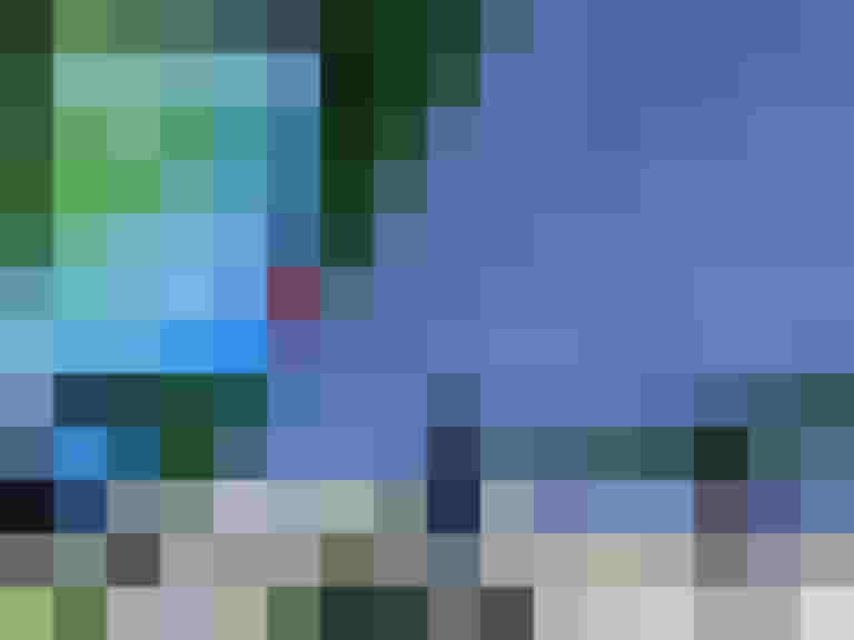 Fahrradfahrer auf einer Fahrradstraße mit Hinweis zur Verkehrssicherheit in Salzburg.