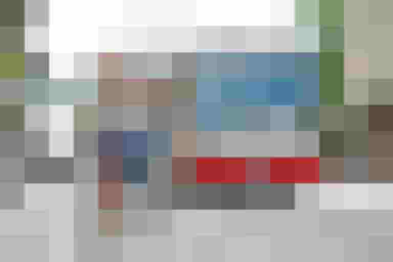 Zwei Frauen radeln auf einem Radweg in einer Stadtstraße, ein Bus fährt im Gegenverkehr.