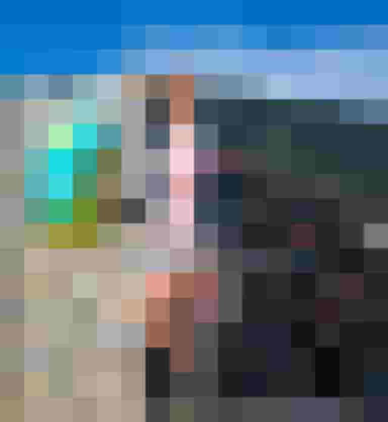 E-Bike-Ladestation am Tauernradweg mit Nutzerin und Mountainbike in der Natur.