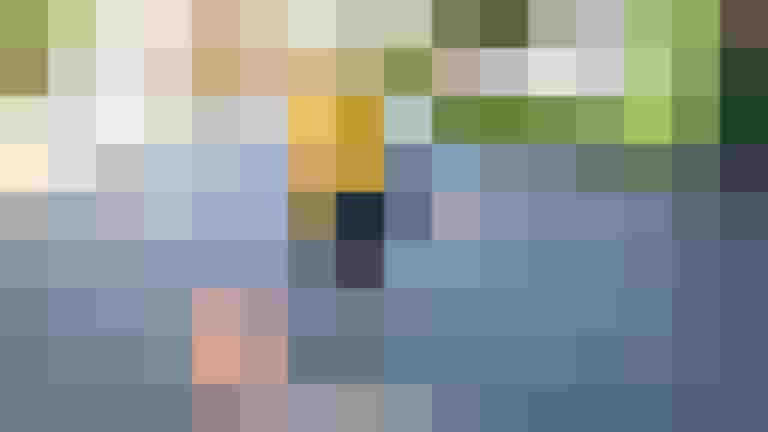 Radfahrende Person in gelbem Mantel auf der Hauptradroute H11 mit Bodenmarkierungen in Salzburg.