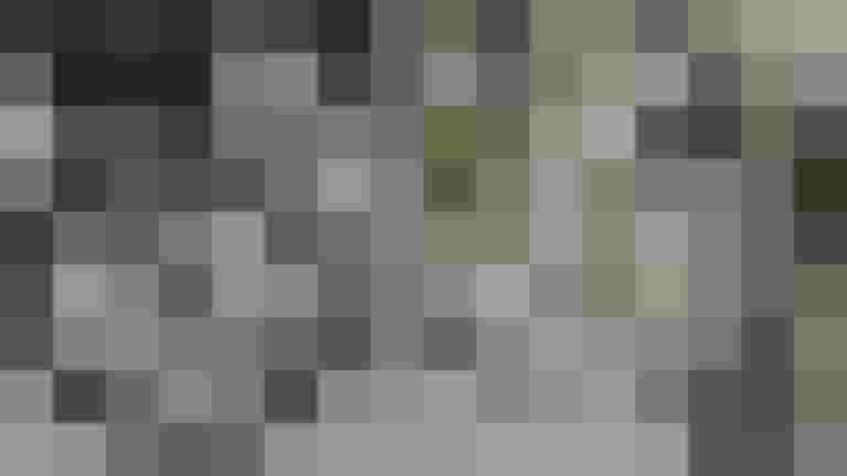 Silbernes Elektro-Fahrrad auf Kiesweg, bereit fürs Einwintern und Pflege.