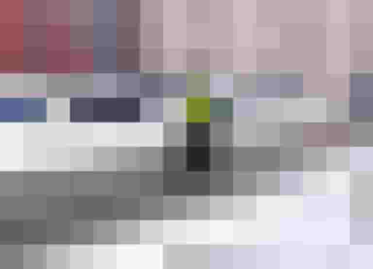 Radfahrer in gelber Jacke fährt auf schneebedeckter Straße in winterlicher Umgebung.