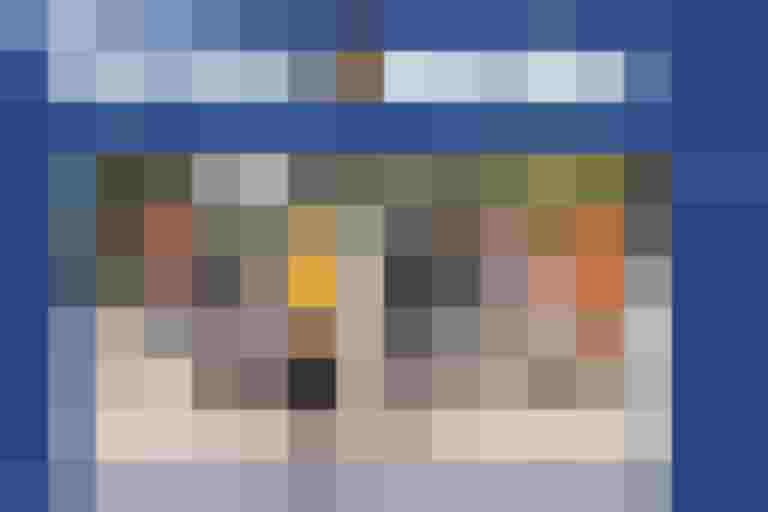 Gruppe von Radfahrern mit unterschiedlichen Fahrrädern auf einer urbanen Strecke.