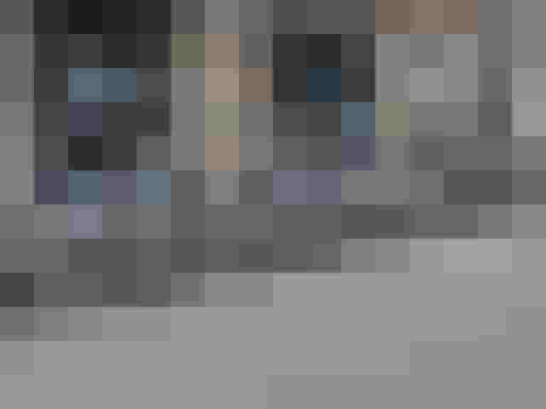 Fahrradverleihstation mit mehreren Bicycles in einer städtischen Umgebung.